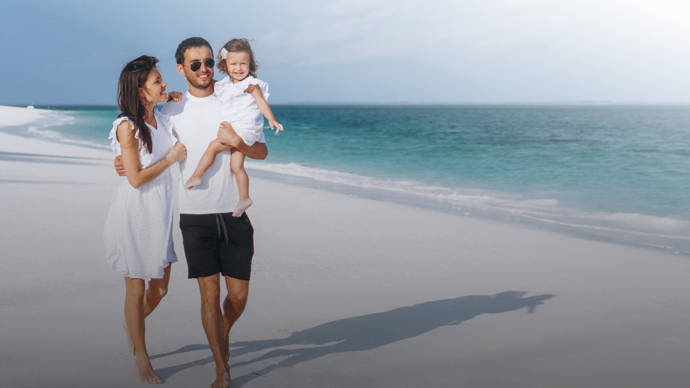 familia feliz en la playa con seguro de vida, auto y médico contratado